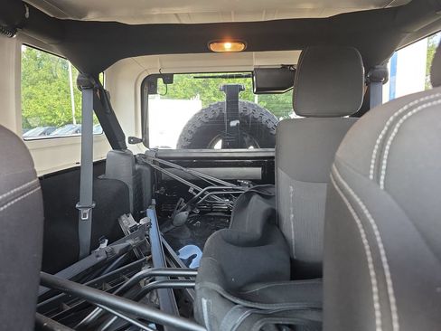 Used 2015 Jeep Wrangler Unlimited Rubicon w/ Dual Top Group AWD/4WD image 40