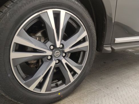 Used 2020 Nissan Pathfinder Platinum image 31