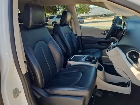 Used 2023 Chrysler Pacifica Touring-L FWD image 19
