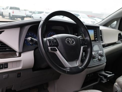 Used 2020 Toyota Sienna XLE image 7