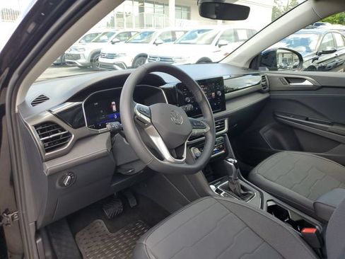 Certified 2025 Volkswagen Taos SE FWD image 18