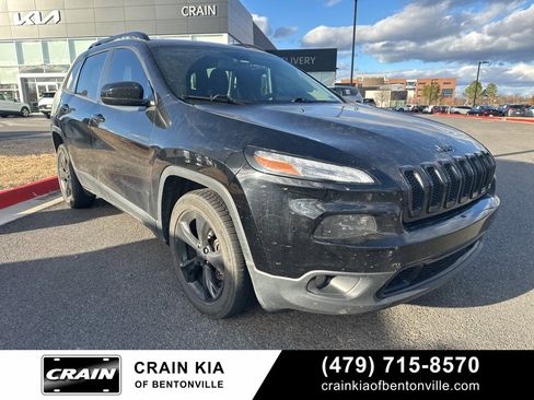 Used 2018 Jeep Cherokee Latitude w/ Altitude Package image 2