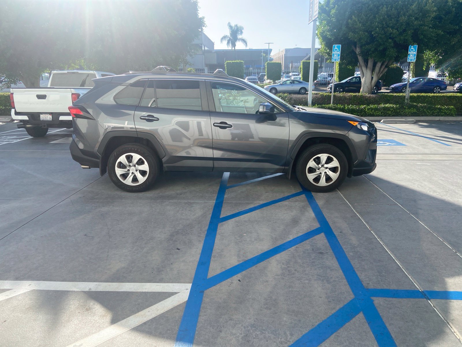 Used 2021 Toyota RAV4 LE FWD image 5