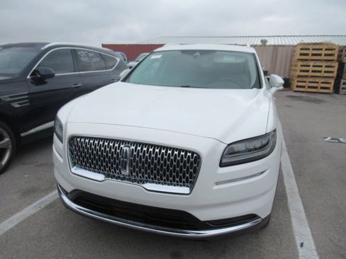 Used 2022 Lincoln Nautilus FWD w/ Premium Package image 2