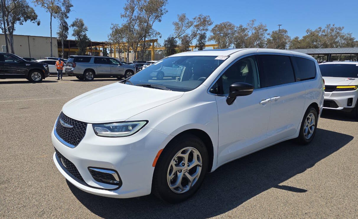 Used 2024 Chrysler Pacifica Limited FWD image 5