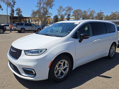 Used 2024 Chrysler Pacifica Limited FWD image 5