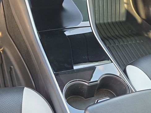 Used 2018 Tesla Model 3 Performance image 28