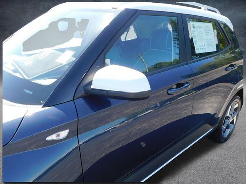 Used 2025 Hyundai Venue Limited FWD image 11
