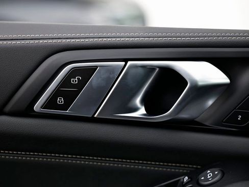 New 2026 BMW X5 xDrive40i w/ M Sport Package AWD/4WD image 16