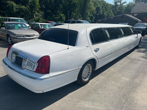 Used 1999 Lincoln Town Car Executive image 4