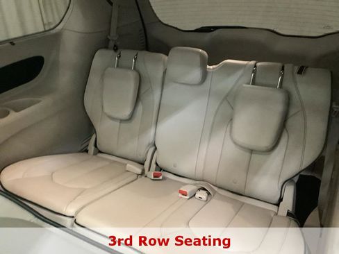 Used 2019 Chrysler Pacifica Limited image 27