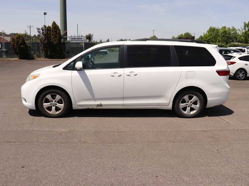 Used 2015 Toyota Sienna LE FWD image 8