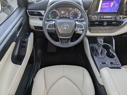 Used 2023 Toyota Highlander XLE image 12