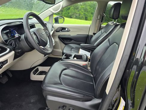 Used 2023 Chrysler Pacifica Touring-L FWD image 16