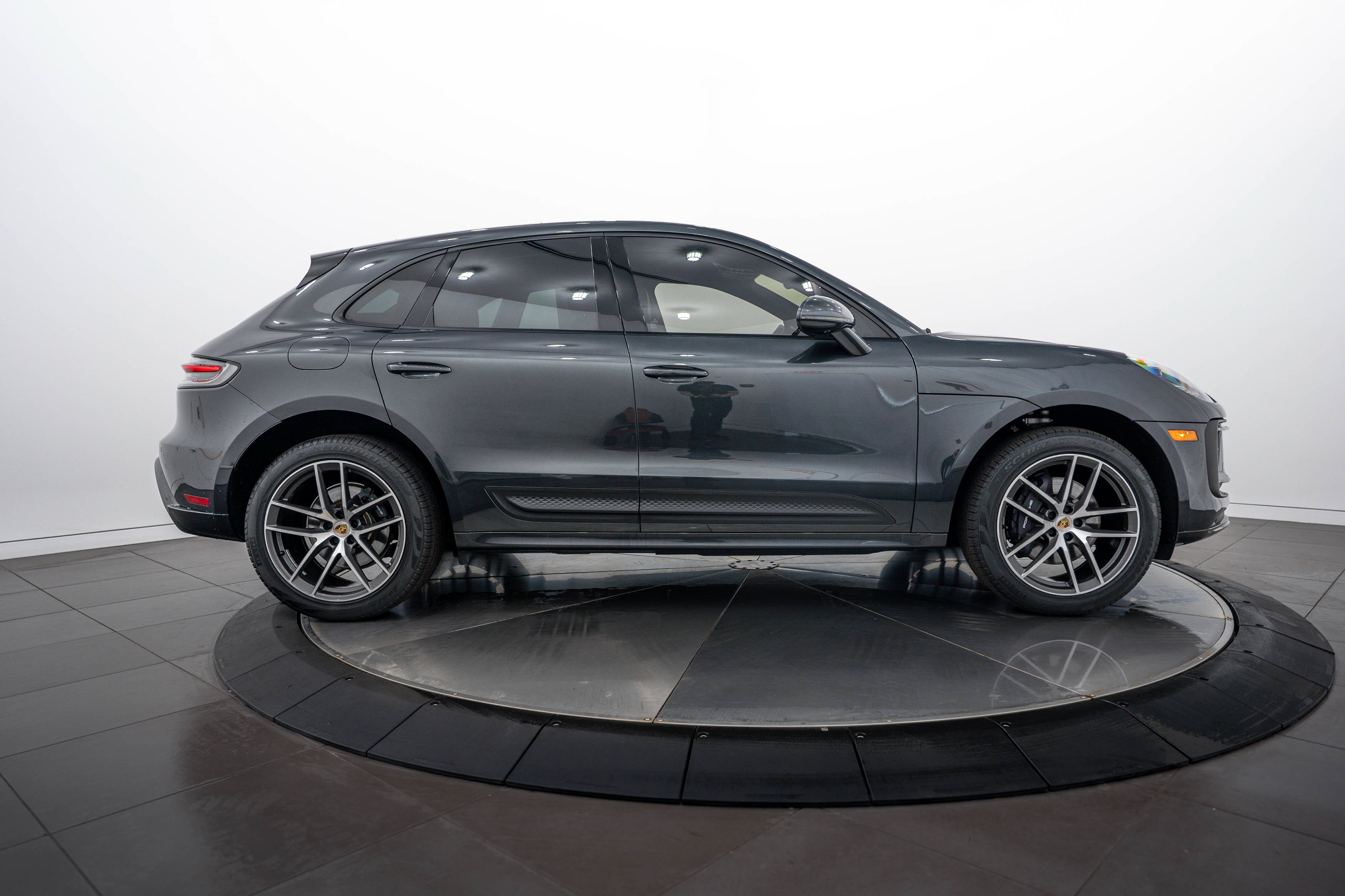 Certified 2024 Porsche Macan AWD/4WD image 8