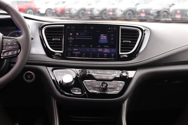 Used 2025 Chrysler Pacifica Limited FWD image 28