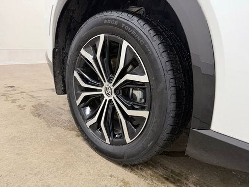 Used 2025 Toyota Crown Signia image 12