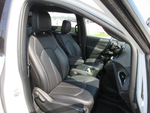 Used 2025 Chrysler Pacifica Select w/ Fav Edition Package FWD image 21