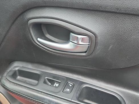 Used 2017 Jeep Renegade Latitude w/ Popular Equipment Group image 22