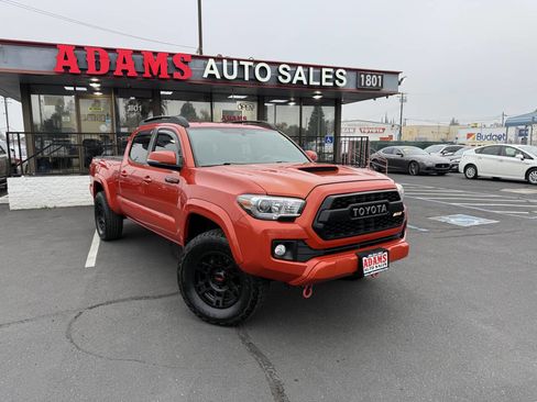 Used 2017 Toyota Tacoma TRD Sport image 1