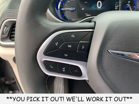 Used 2023 Chrysler Pacifica Touring-L FWD image 16