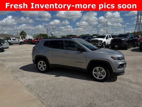 Used 2024 Jeep Compass Latitude image 2