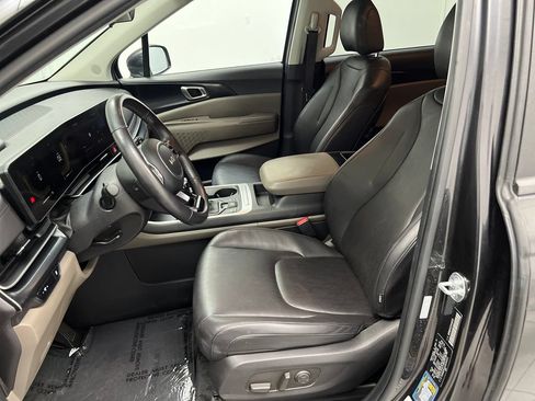 Used 2025 Kia Carnival FWD image 13