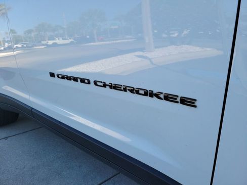 Used 2023 Jeep Grand Cherokee Altitude RWD image 7