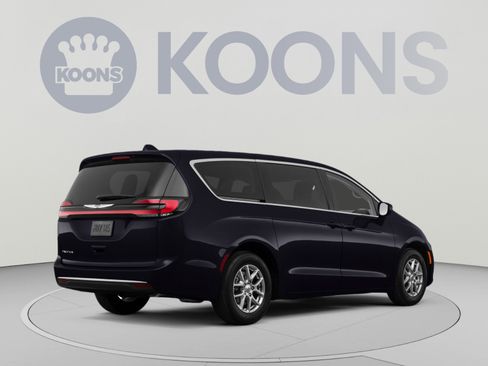 Used 2023 Chrysler Pacifica Touring-L FWD image 4