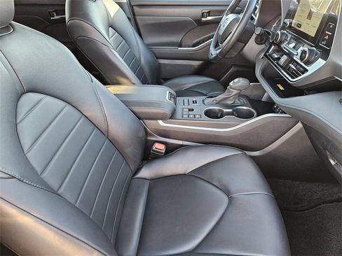 Used 2024 Toyota Highlander XLE image 13