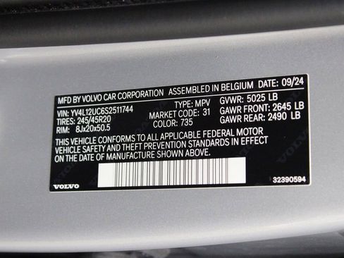 Used 2025 Volvo XC40 B5 Plus image 24