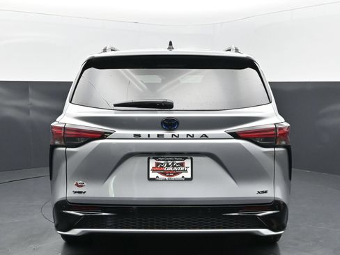 Used 2025 Toyota Sienna XSE w/ XSE Plus Package FWD image 5