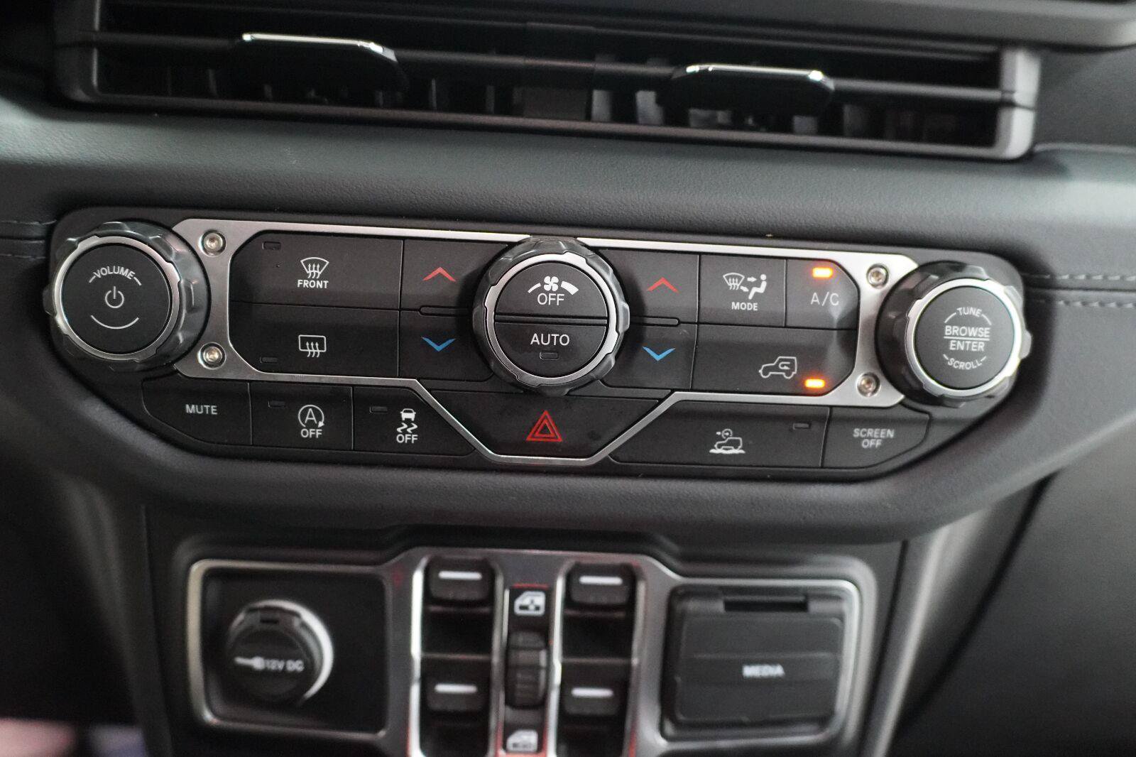 Used 2026 Jeep Gladiator Mojave AWD/4WD image 17