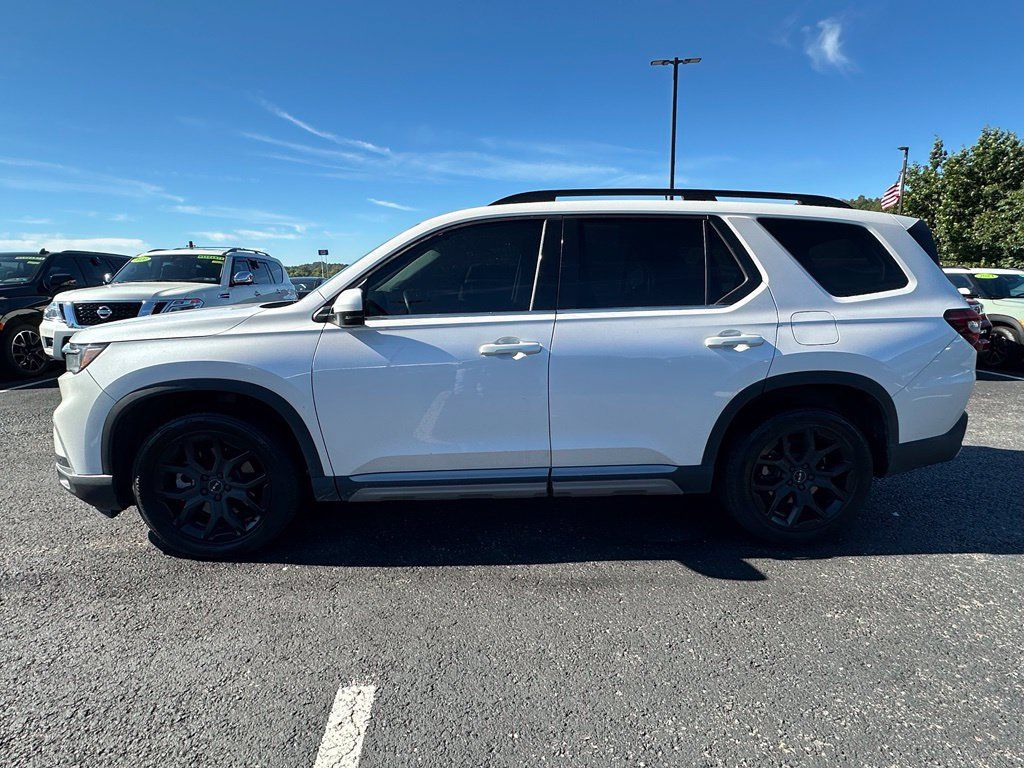 Used 2025 Honda Pilot Touring image 2
