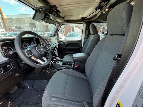 Used 2025 Jeep Wrangler Unlimited Sahara AWD/4WD image 27
