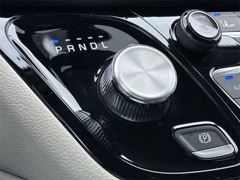 Used 2023 Chrysler Pacifica Limited image 35