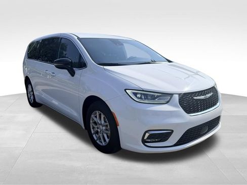 Used 2026 Chrysler Pacifica Select FWD image 3