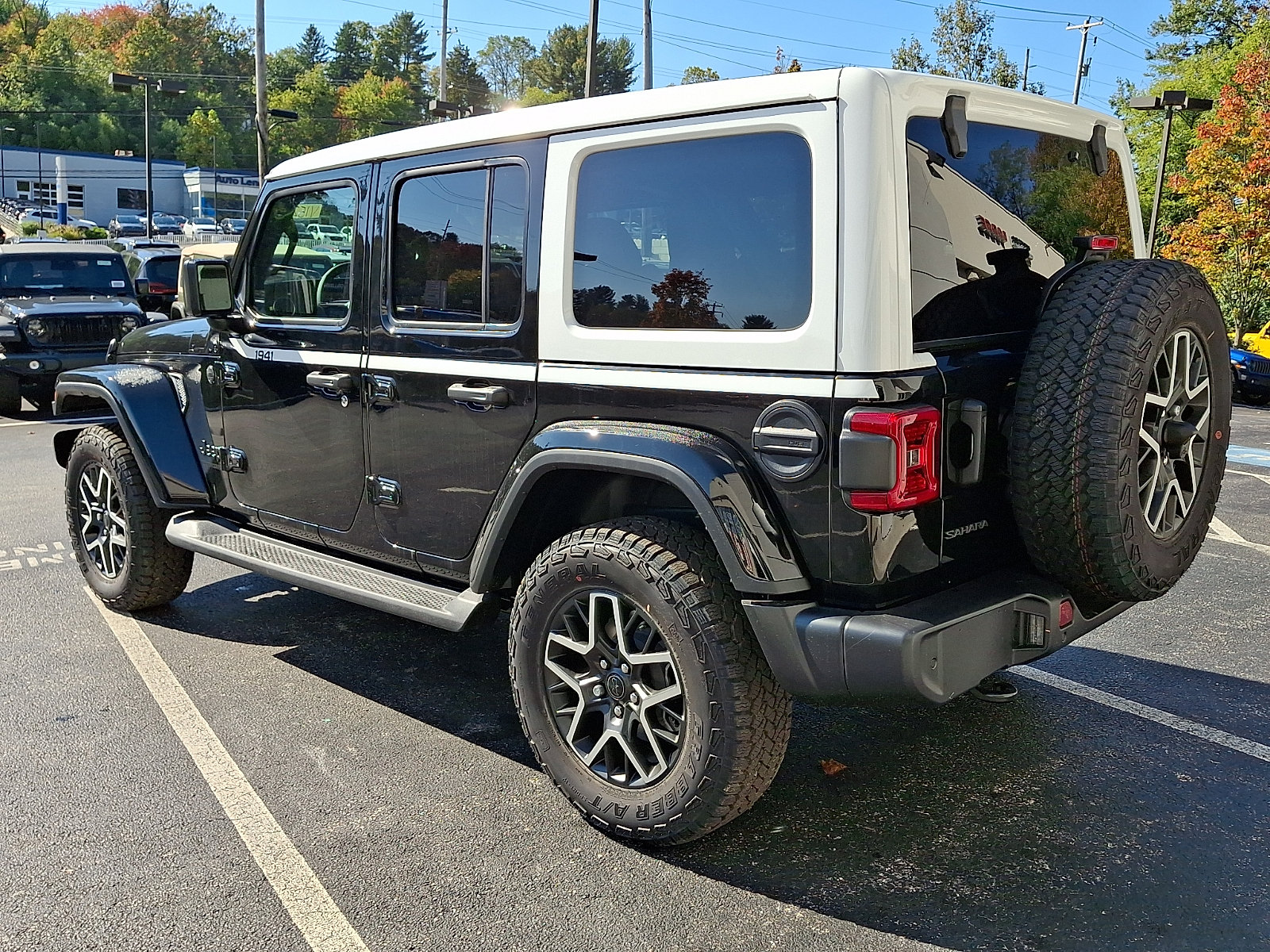 New 2027 Jeep Wrangler Unlimited Sahara w/ Whitecap Package AWD/4WD image 4