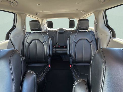 Used 2024 Chrysler Pacifica Touring-L FWD image 27