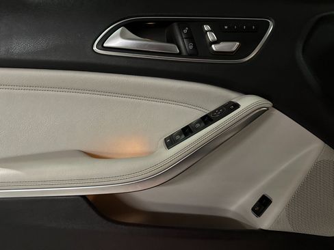 Used 2019 Mercedes-Benz GLA 250 4MATIC w/ Premium Package image 12