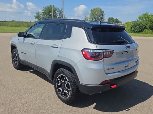 Used 2025 Jeep Compass Trailhawk AWD/4WD image 3