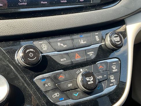 Used 2024 Chrysler Pacifica Touring-L FWD image 8
