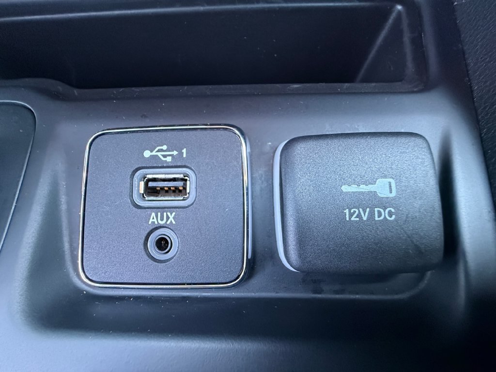 Used 2020 Jeep Cherokee Latitude w/ Cold Weather Group AWD/4WD image 28