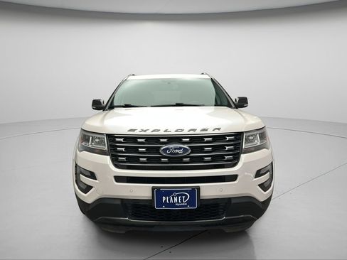 Used 2017 Ford Explorer XLT w/ Equipment Group 202A AWD/4WD image 8