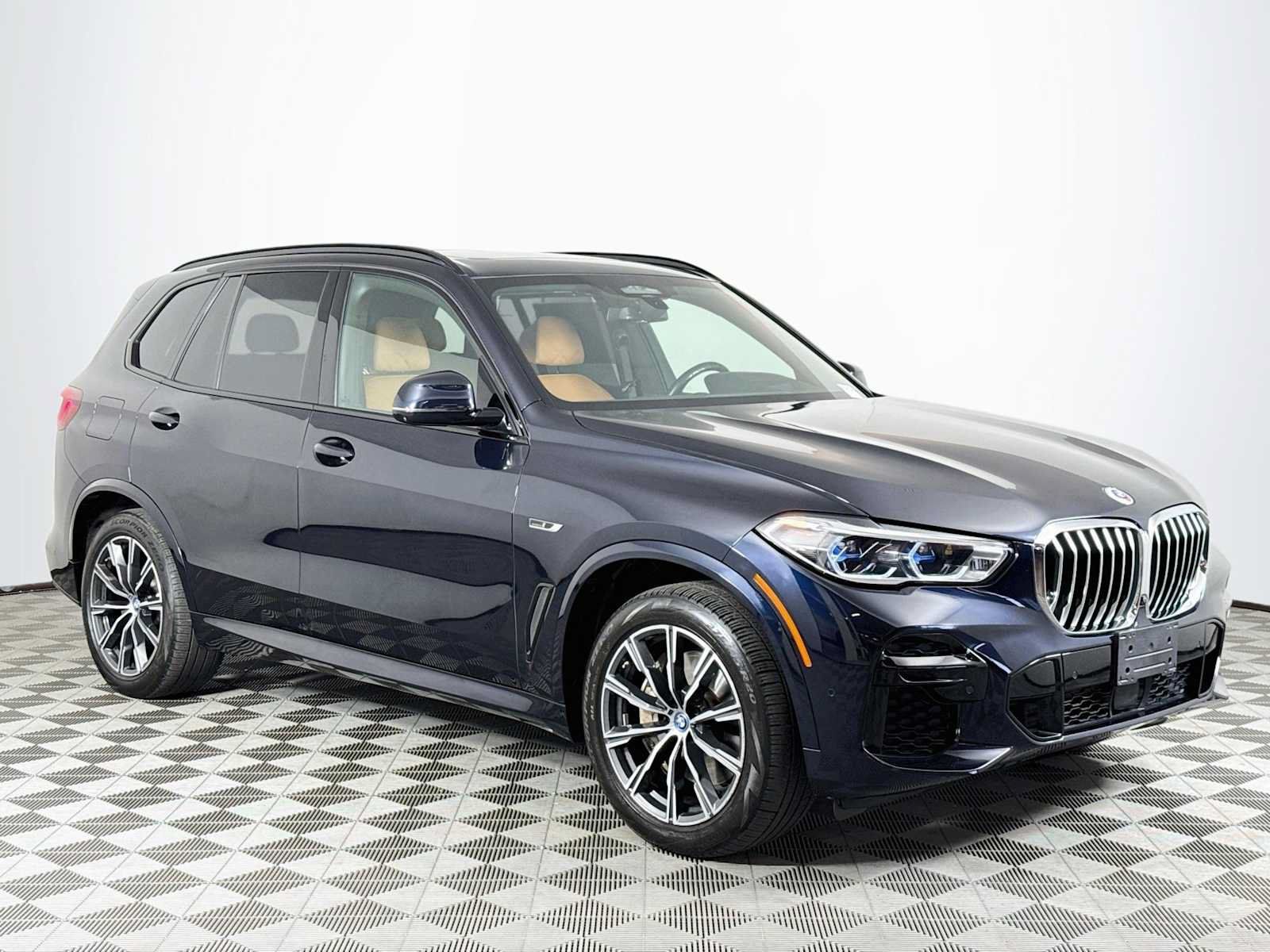 Used 2023 BMW X5 xDrive45e w/ Executive Package AWD/4WD image 3