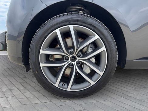 New 2026 Land Rover Range Rover Long Wheelbase SE AWD/4WD image 9