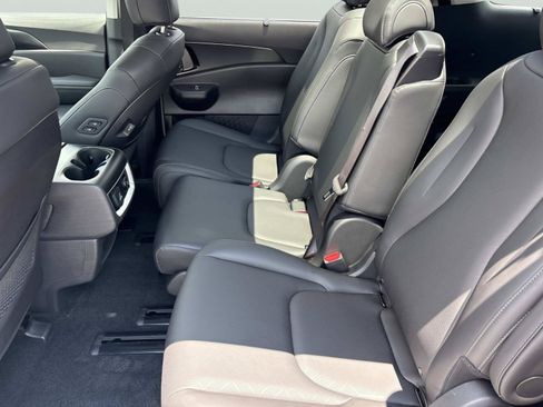 New 2026 Kia Carnival SX w/ SX Dark Edition Package FWD image 15