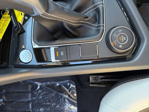 New 2025 Volkswagen Taos SE image 18