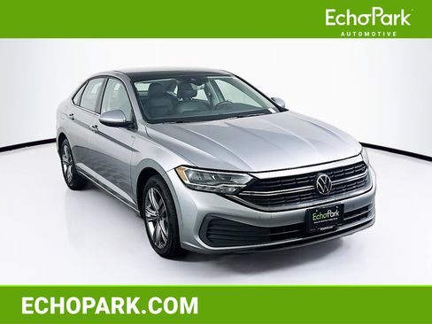 Used 2024 Volkswagen Jetta SE image 1