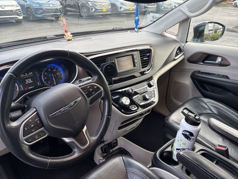 Used 2017 Chrysler Pacifica Touring-L image 9